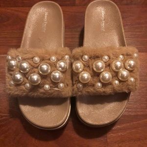 Women’s Fur and pearls flip flop clogs Size 8